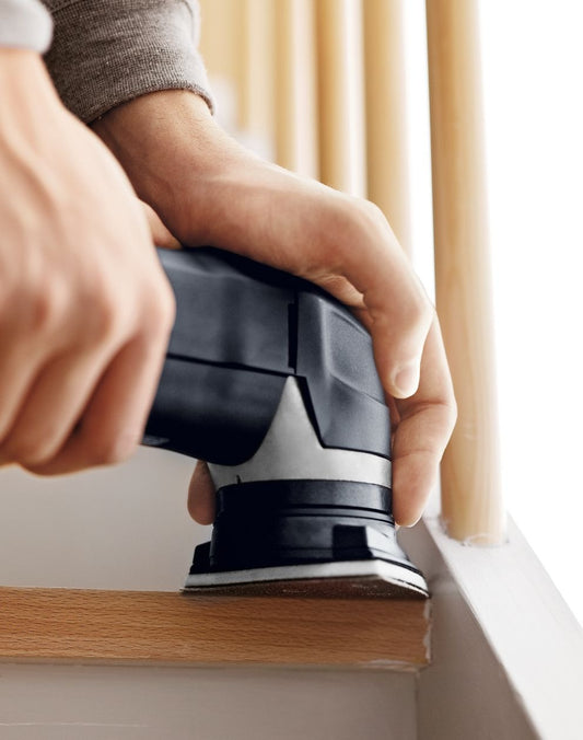 Festool Tischplatte TP DX93 mit StickFix-Druckknopf in Anwendung beim Schleifen einer Holzkante