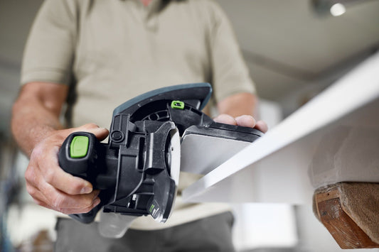 Festool Gleitbelag GB-LAS-STF-ES/5 wird auf die Schleifplatte der Elektroschleifers aufgebracht
