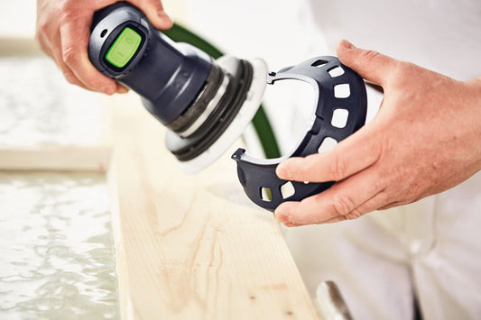 Festool Protector beim randnahen Schleifen an Holzwerkstück, schützt Schleifteller und Werkstückkante