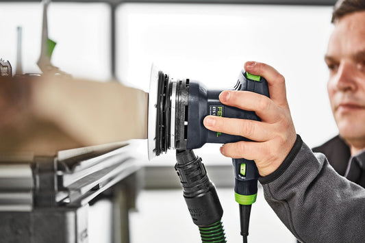 Festool ETS 125 REQ-Plus Exzenterschleifer mit 125 mm Schleifteller in Anwendung, Einhandgriff mit Absaugschlauch