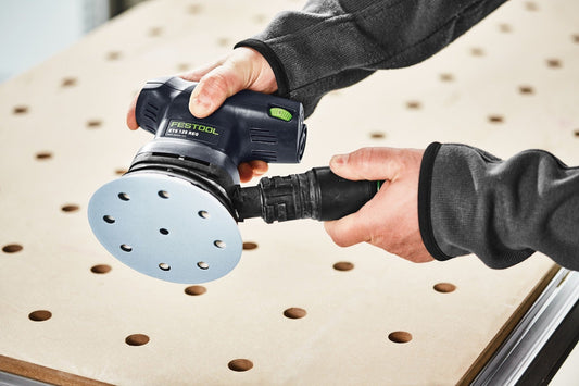Festool ETS 125 REQ-Plus Exzenterschleifer mit 125 mm Schleifteller bei Anwendung auf Sperrholz mit Lochung