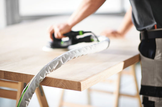 Festool ETS EC 150/5 EQ-Plus Exzenterschleifer beim Schleifen von Holz mit Schleifteller in Detailansicht