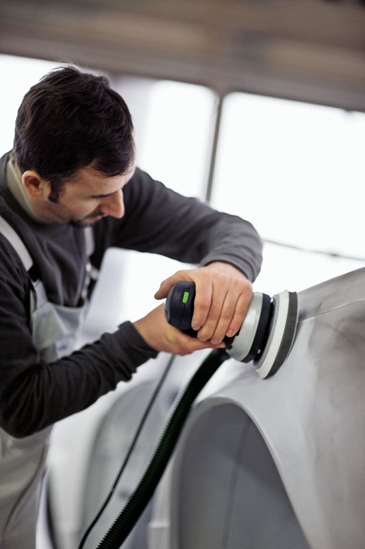 Festool ETS 150/5 EQ-Plus Exzenterschleifer in Anwendung beim Schleifen einer Oberfläche