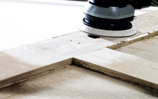 Festool ETS 150/3 EQ Exzenterschleifer beim Feinschliff auf Holzoberfläche mit Schleifteller