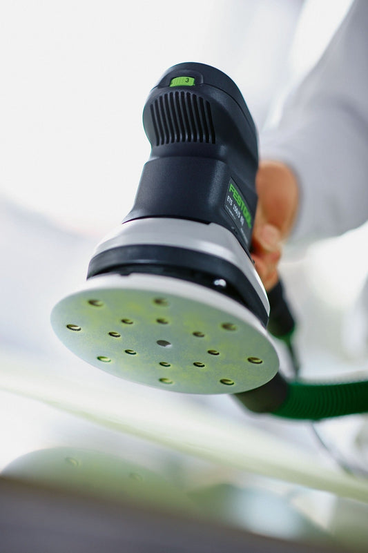 Festool Exzenterschleifer ETS 150/3 EQ mit grünem Schleifteller beim Feinschliff auf Holz, Detailansicht des 150mm