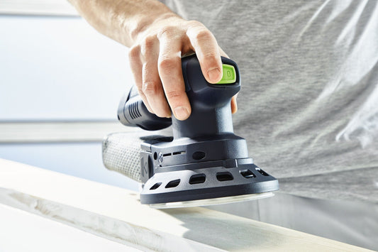 Festool ETSC 125-Basic Akku-Exzenterschleifer in Anwendung beim Schleifen von Holz, Bedienung mit grünem Druckschalter