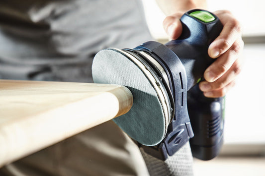 Festool Granat Net Schleifscheibe wird auf Holz angewendet zum staubarmen Schleifen