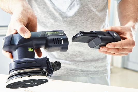 Festool ETSC 125 Akku-Exzenterschleifer mit austauschbarem Schleifteller und Akkupack, Detailansicht Zubehör