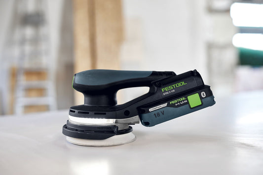 Festool ETSC 125 Elektroschleifen mit grünem Akku 18V und Schutzvorrichtung auf Werkbank