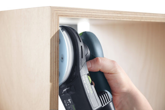Festool Schleifteller wird in Hand gehalten, zeigt Schleifteller mit Klettbelag und Aufnahme für Exzenterschleifer.
