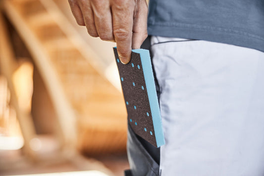 Festool Schleifstreifen Granat PROfile mit blauem Polyurethan-Schaumstoffkern wird von Hand positioniert