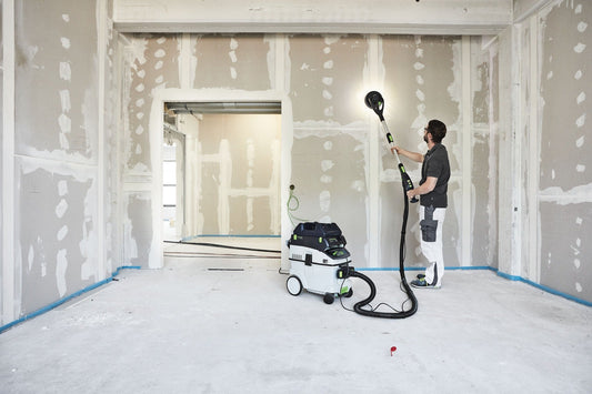 Festool CLEANTEC CTL 36 EI AC-PLANEX Absaugmobil bei Trockenbauarbeiten mit Langhalsschleifer im Einsatz.