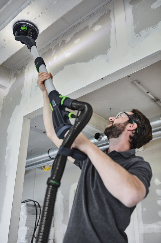 Festool Langhalsschleifer PLANEX LHS 2 225 mit Schlauchclip beim Deckenschliff an Decke, Saugschlauch befestigt.