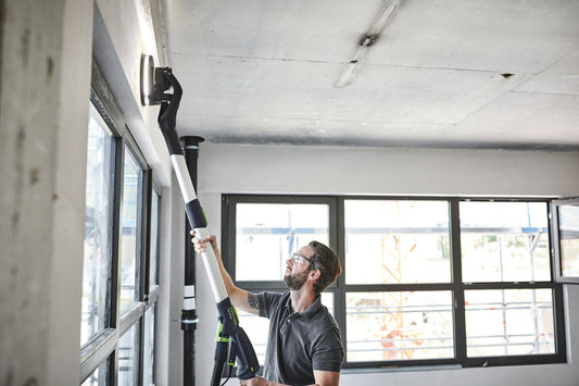 Festool PLANEX Langhalsschleifer mit Verlängerung VL-LHS 2 225 beim Schleifen hoher Decken in Innenraum