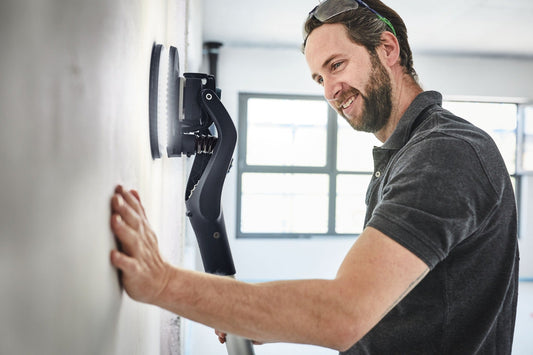 Festool PLANEX LHS 2 Langhalsschleifer bei Deckenschliff-Anwendung mit LED-Lichtring an Wand.