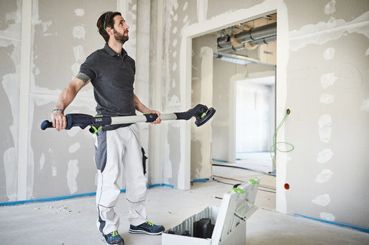 Festool PLANEX LHS 2 225 EQI Langhalsschleifer bei der Anwendung an Gipskartonwand im Innenausbau