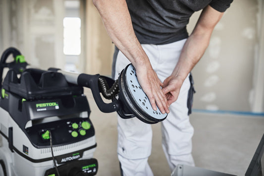 Festool Schleifscheibe Granat mit StickFix-Klettsystem wird auf Schleifteller montiert