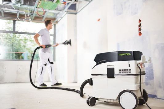 Festool PLANEX easy Langhalsschleifer mit Absauganlage bei Trockenbauarbeiten an Decke, Mann beim Schleifen