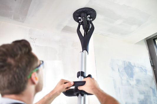 Festool Langhalsschleifer PLANEX easy LHS-E 225 EQ-CB Anwendung an Decke, Arbeiter bedient Schleifteller