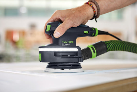Festool ETS 125 REQ Kompaktschleifen mit montiertem Lichtmodul LM-DTS in Anwendung