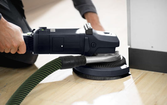 Festool Schleifteller mit Klettbelag und Absaugschlauch an Exzenterschleifer angeschlossen, Anwendungsbeispiel.