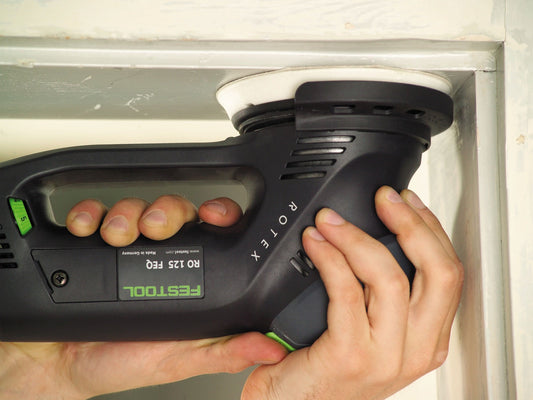 Festool Schleifteller mit Granat Schleifscheiben P125 FEQ und Klettsystem in Anwendung