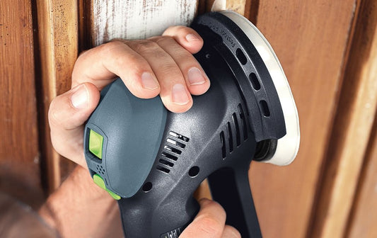 Festool Exzenterschleifer mit Schleifscheibe Rubin in der Hand, StickFix-Klettsystem sichtbar