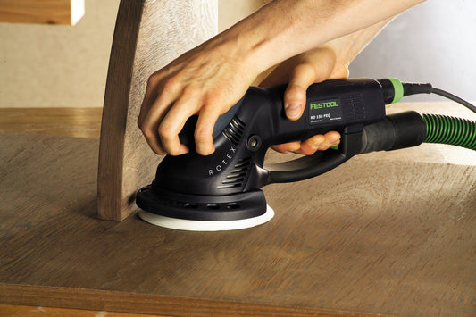 Festool ROTEX RO 150 FEQ Exzenterschleifer beim Schleifen von Holzflächen mit weißer Schleifteller-Grundplatte