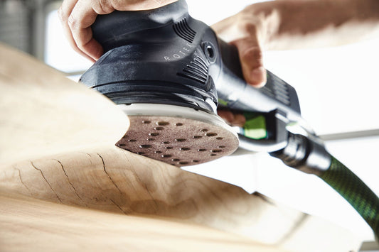 Festool Schleifscheibe Granat wird auf Holzoberfläche angewendet mit Elektroschleifen-Maschine