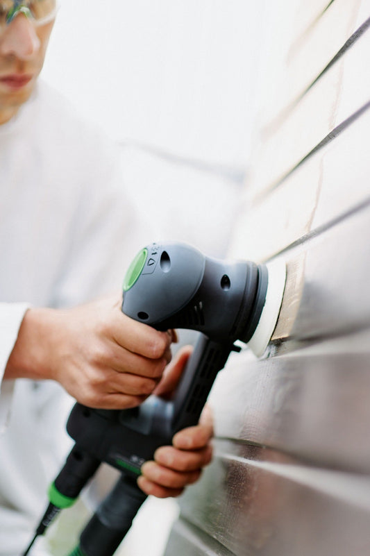 Festool Exzenterschleifer mit Schleifscheibe bei Holzschliff-Anwendung an Werkstück