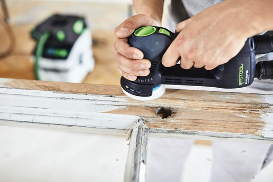 Festool Rotex Schleifer mit Granat Schleifscheibe beim Schleifen von Holzoberfläche in Anwendung
