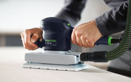 Festool RS 200 EQ Elektroschleiffer beim Schleifen mit Granat Schleifstreifen auf Holzoberfläche