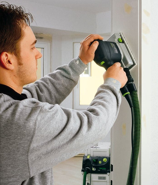 Festool Schleifschuh mit StickFix Klettbelag wird an Rutscher-Schleifmaschine mit Absauganlage montiert
