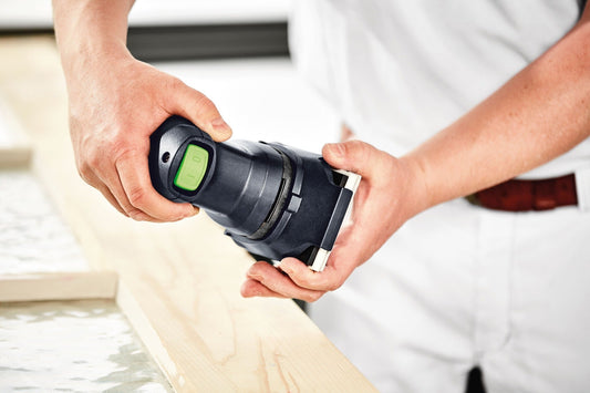Festool Protector Schleifteller-Schutz wird in Händen gehalten, grüne Bedienelemente sichtbar