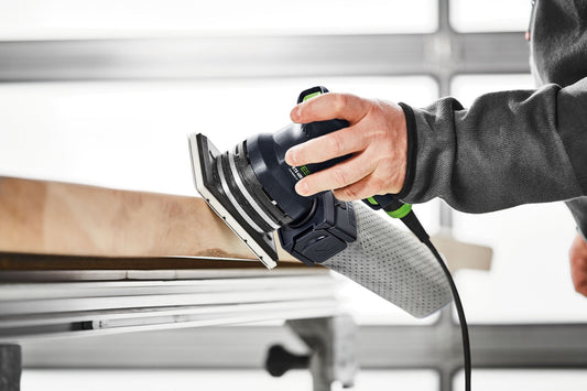 Festool RUTSCHER RTS 400 REQ Einhand-Schleifer beim Feinschliff auf Holzoberfläche in Anwendung