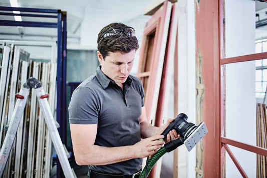 Festool RUTSCHER RTS 400 REQ Einhand-Schleifer in praktischer Anwendung mit Absauganlage