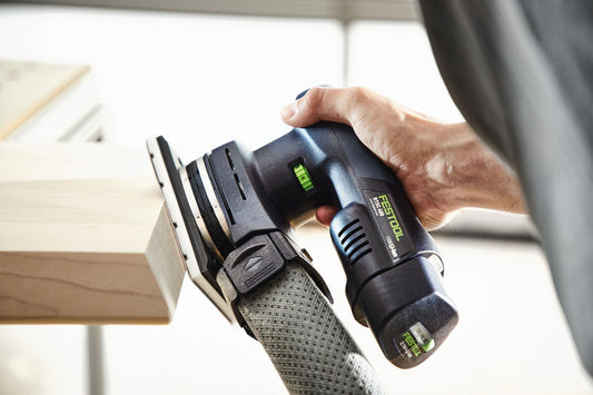 Festool Schleifstreifen Granat mit StickFix-Klettsystem in Hand über Holzwerkstück, verschiedene Körnungen sichtbar.