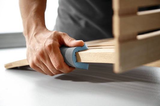 Festool Handschleifschwamm Granat in Anwendung beim Schleifen von Holz, flexible Schleiffläche in der Hand