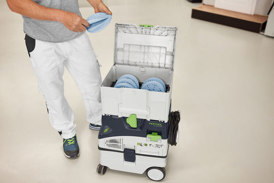 Festool Schleifmittel-Systainer³ mit blauen Granat-Schleifscheiben D150, Handgriff und geöffnetem Deckel in Werkstatt.