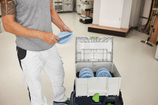 Festool Schleifmittel-Systainer³ Granat D150 mit blauen Schleifscheiben, Mann entnimmt Schleifscheibe aus geöffnetem