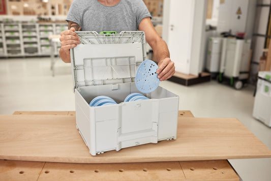 Festool Schleifmittel-Systainer³ Granat D150 mit offener Klappe und blauen Schleifscheiben, Körnungen sortiert in Fächern.