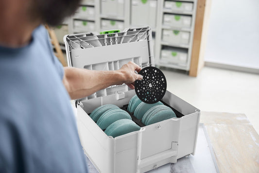 Festool Systainer³ mit sortierten Granat Net Schleifscheiben Ø150mm und Protection Pad, geöffnet mit Körnungsfächern