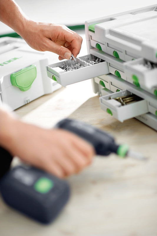 Festool SORTAINER SYS 3-SORT/9 mit offener Schublade, Hand greift Schraube aus Sortierbox mit Kleinteilen