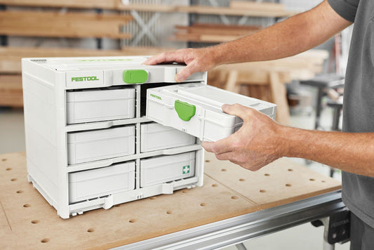 Festool SYS3 S 76-OSC-SORT/7 Systainer mit 7-teiligem Sägeblatt-Set, herausgezogene Schublade zeigend.