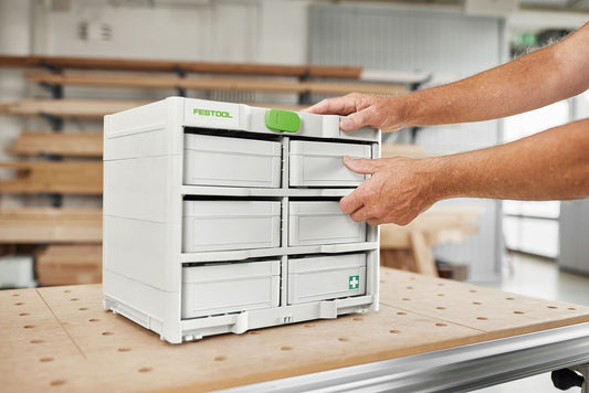 Festool Systainer³ Rack SYS3-RK/6 M 337 mit grünem Griff, Hands-on-Darstellung auf Werkbank