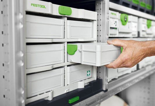 Festool Systainer³ SYS3 S 76 wird aus Regal herausgezogen, weiß mit grünem Griff
