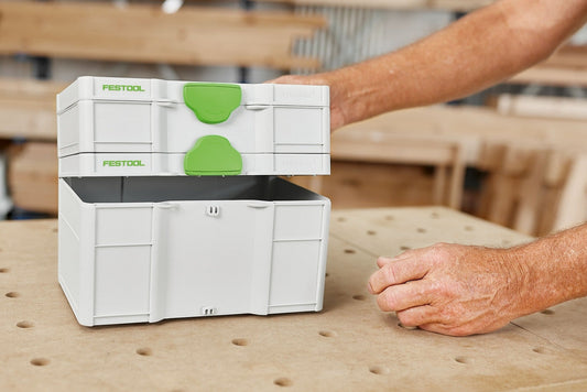 Festool Systainer³ SYS3 S 147 mit grünen Griffen und T-LOC Verschluss auf Werkbank, Anwendung gezeigt