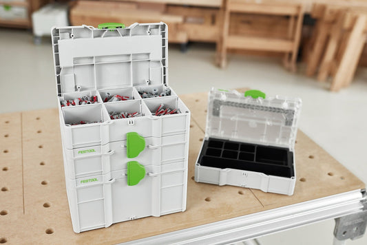 Festool Systainer³ SYS3 S 147 mit offenen Fächern für Kleinteile und Zubehör auf Werkbank, daneben kleinerer Systainer.