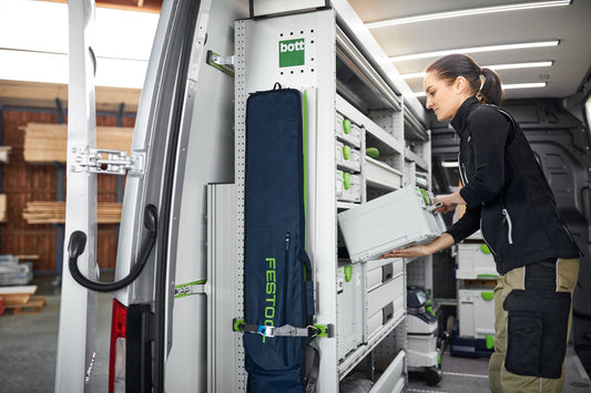 Festool Systainer³ SYS3 M 187 in bott vario3 Fahrzeugeinrichtung, Frau entnimmt Systainer aus Schublade
