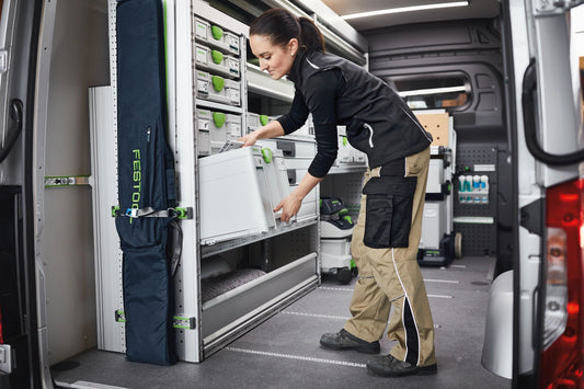 Festool Systainer³ SYS3 M 137 in Fahrzeugeinrichtung, Handgriff und T-LOC Verschluss sichtbar